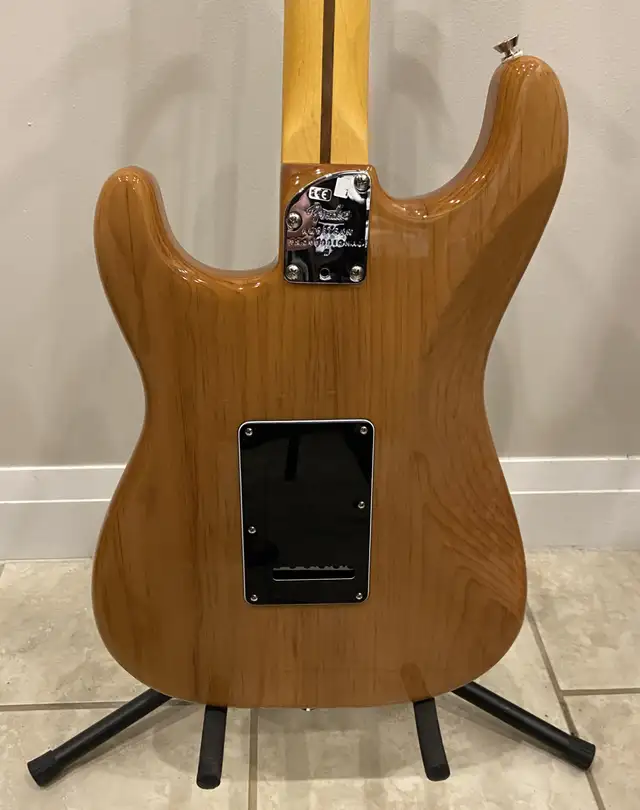 **MINT** 2022 Fender American Pro II Stratocaster Guitar in Guitars in Markham / York Region - Image 4