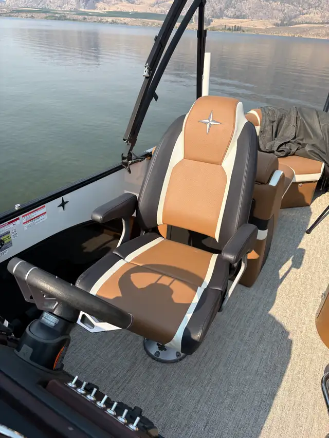 2021 25 FOOT BERKSHIRE PONTOON 25E STS 3.0. LIKE NEW in Powerboats & Motorboats in Penticton - Image 9