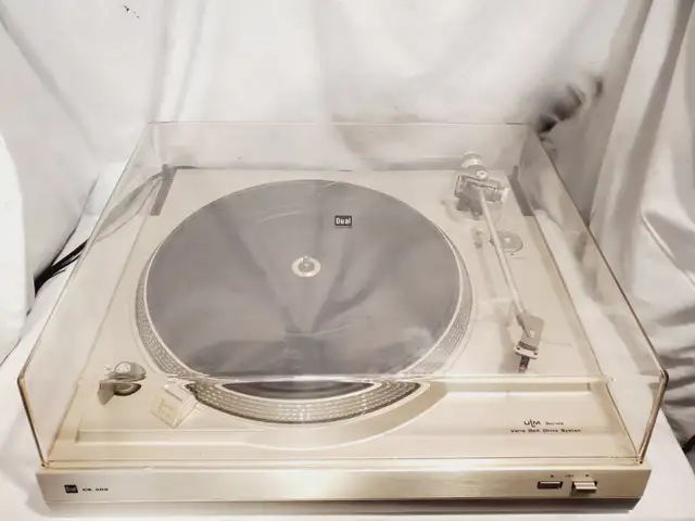 vintage dual CS-508 turntable record player in Stereo Systems & Home Theatre in Mississauga / Peel Region - Image 3