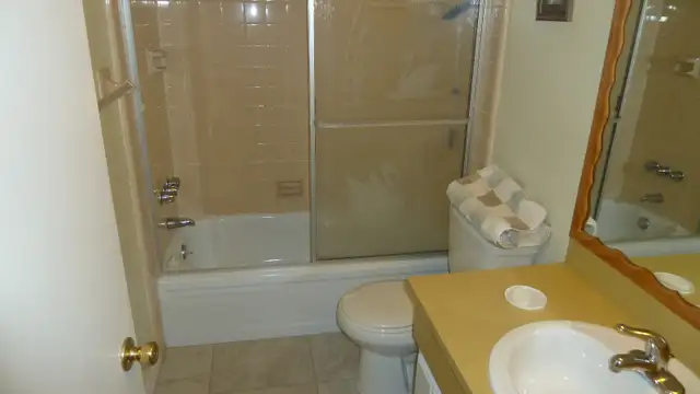 Excape Winter, in a well established, quiet, safe neighborhood in Florida in Canada - Image 9