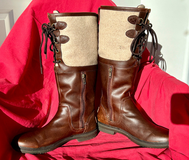 NEW PRICE!!!  UGG Women’s Winter Boots - Brown & Tan, Size 9 dans Femmes - Chaussures  à Ville d’Halifax - Image 3