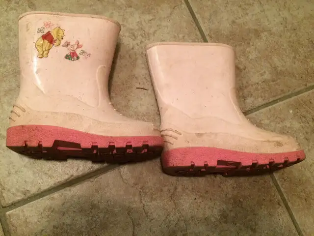 Rain boots in Clothing - 2T in Kitchener / Waterloo - Image 2