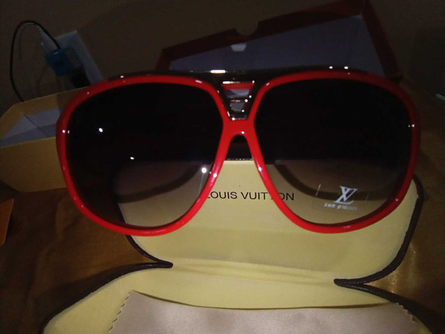 Louis Vuitton red sunglasses new in box dans Art et objets de collection  à Ville de Montréal - Image 2