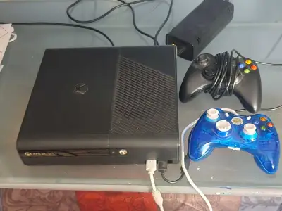 Like new hardly never used Xbox 360 elite 2 controllers 3 games Pick up montreal rd