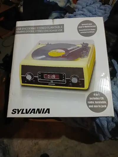 Listen to your favourite records with this Sylvania 4-in-1 USB Encoding Stereo Turntable, allowing y...