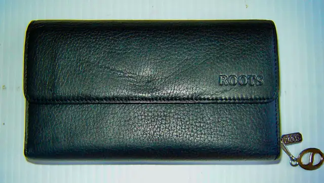 Vintage Roots Ladies Clutch Wallet Black Leather - New in Box in Women's - Bags & Wallets in City of Toronto - Image 4