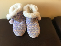 House Slippers Faux Fur Lining Poms size 11-12