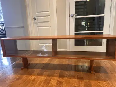 This mid-century modern teak dining room hutch/credenza offers a sleek and functional storage soluti...