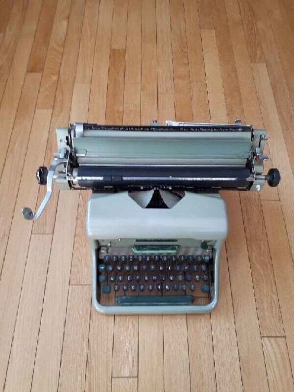 Machine à écrire ``66 Impériale`` dans Art et objets de collection  à Rimouski / Bas-St-Laurent