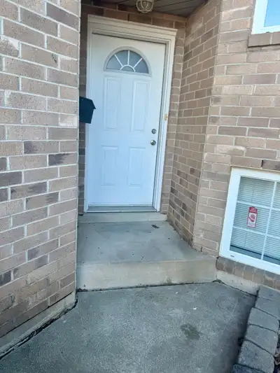 2 Bedroom Upper Level Unit – Raised Ranch Home Newly renovated 2-bedroom unit available in a quiet n...