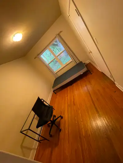 Last available room in a well maintained house and walkable distance to Western U campus and Masonvi...