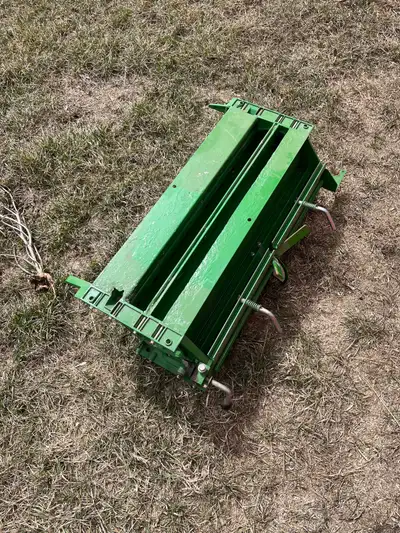 One 2017 JD 1910 sectional control meter roller housing. In fair condition.
