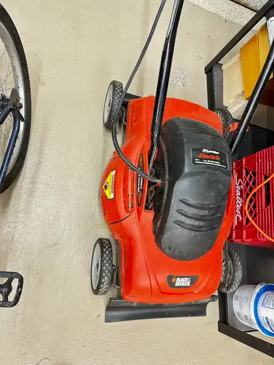 Tondeuse électrique à fil. 10’’ Très bonne condition Na pratiquement pas servie
