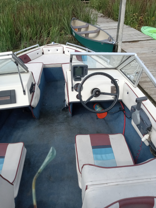 15 ft bowrider style boat with 90hp yamaha and trailer in Powerboats & Motorboats in St. Catharines - Image 4