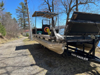 Pontoon boat