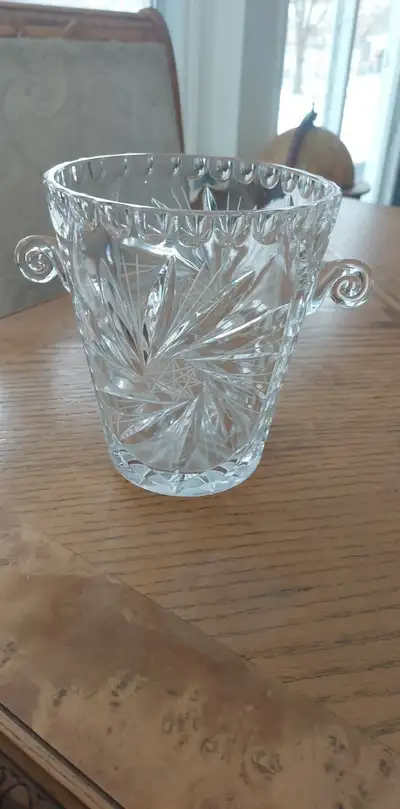 Gorgeous vintage pinwheel crystal 8" vase, View more