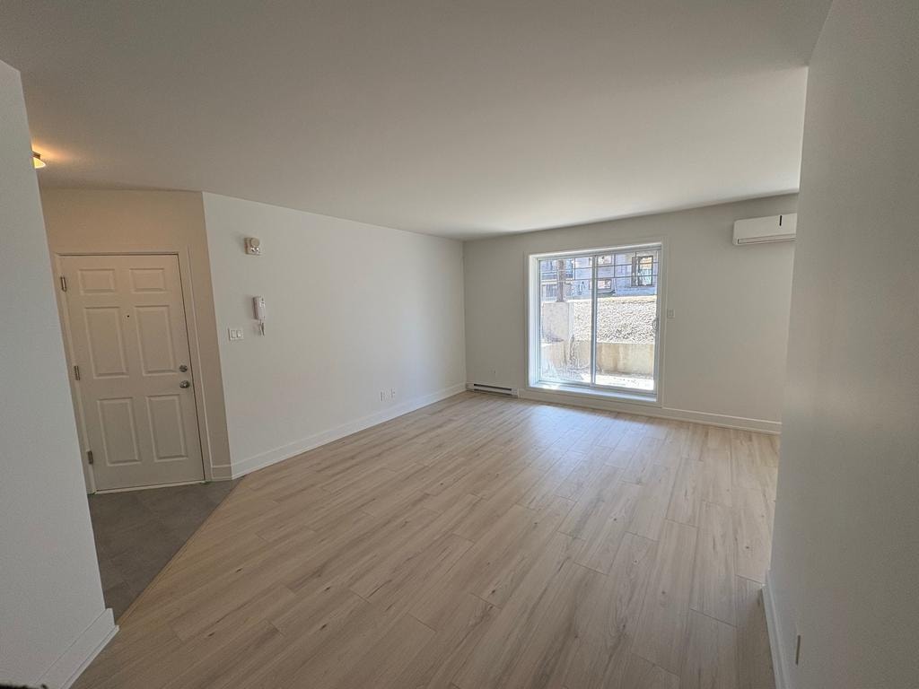 Ground Level 2 Bedroom Condo-Walk to Train,  Heart of Vaudreuil — photo 2
