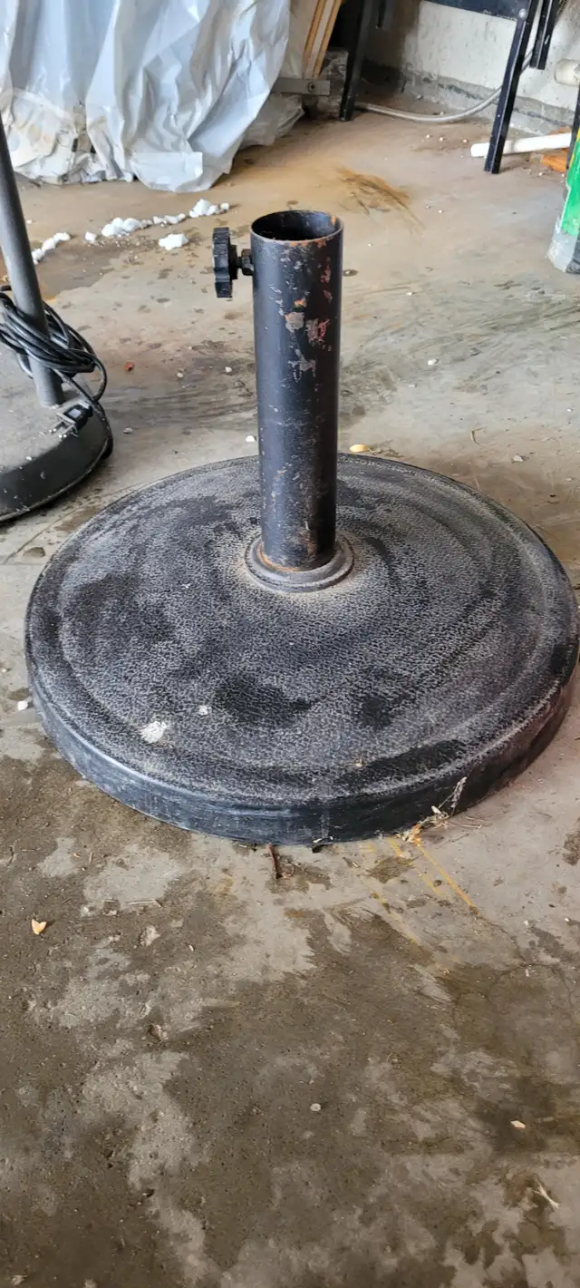 Cast Iron Umbrella Base in Patio & Garden Furniture in Kitchener / Waterloo - Image 2