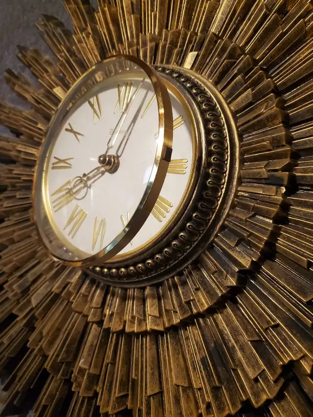 Vintage MCM Syroco Sunburst Wall Clock Large 24" in Home Décor & Accents in Ottawa - Image 5