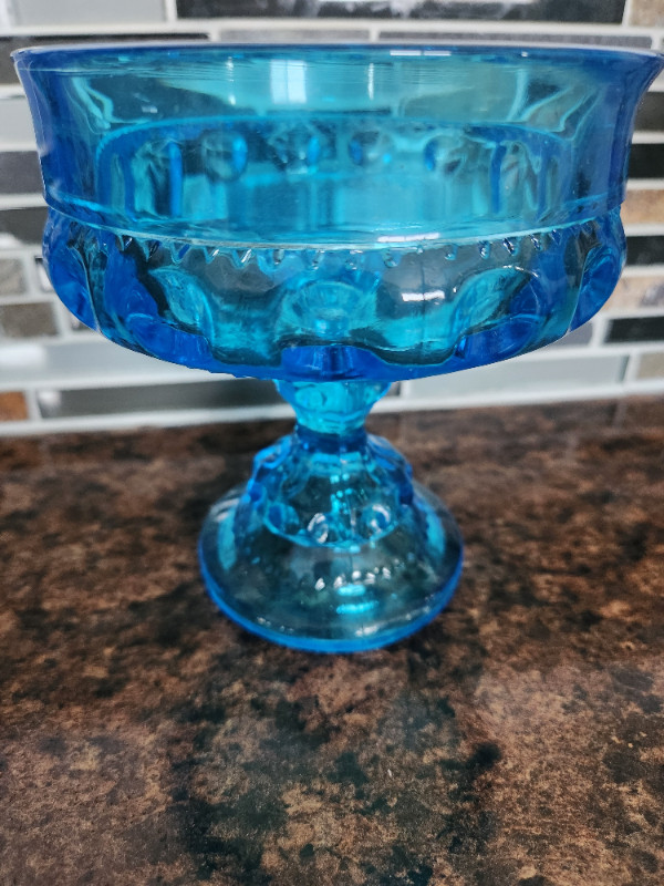 ANTIQUE blue Kings Crown Thumbprint dish (Indiana Glass) in Arts & Collectibles in Fredericton - Image 2