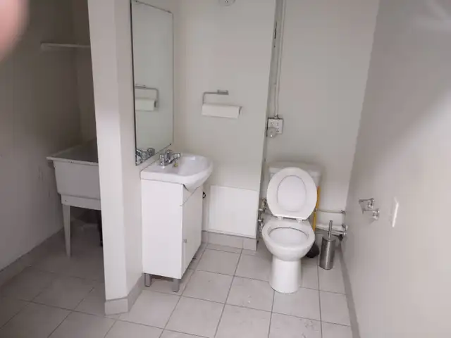 Commercial Trade Shop or Warehouse in Commercial & Office Space for Rent in London - Image 6