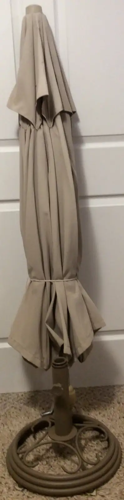 Outdoor Patio Set, Seat Cushions and Umbrella in Patio & Garden Furniture in Regina - Image 5