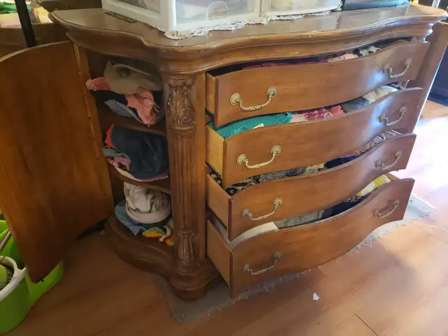 Ornate Solid Wood Bombe Chest - 4 Drawers & Hidden Side Cabinets in Dressers & Wardrobes in Mississauga / Peel Region - Image 5
