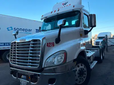 - Used commercial vehicle - 2 doors - 2 seats - Manual 10 Speed - Has cruise control and air conditi...