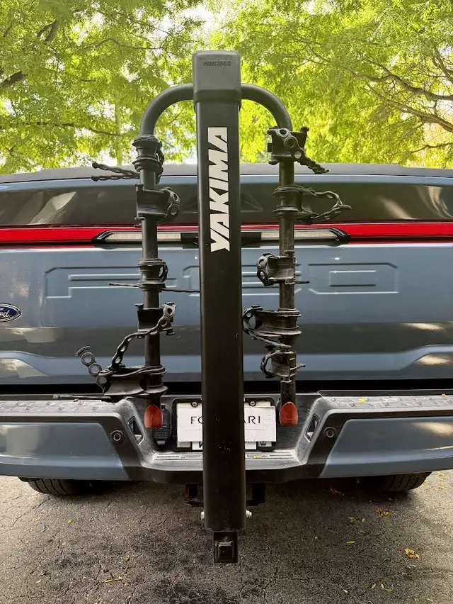 Yakima DoubleDown 5 - 5 Bike Hitch Mount Bike Rack - With Lock in Other in Guelph - Image 2
