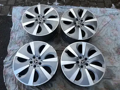 Rims are in good condition overall, some minor cosmetic scratches but no curb rash, no bends, no cra...