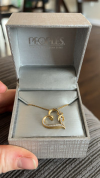 People’s gold hear necklace 