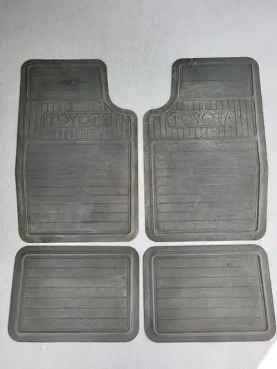 Ensemble complet de tapis en caoutchouc pour auto (Référence: Toyota Corolla). Dimensions: 18 x 28 1...