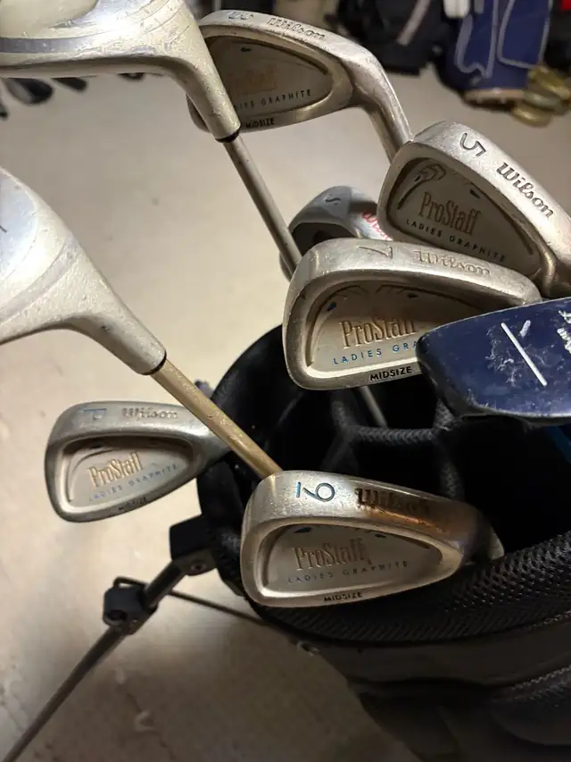 women’s right handed Wilson golf set and bag  in Golf in Guelph - Image 4