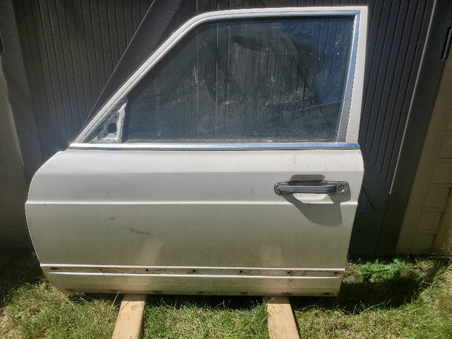 Mercedes 560 SEL W126 Rust Free Drivers Front Door in Auto Body Parts in Mississauga / Peel Region