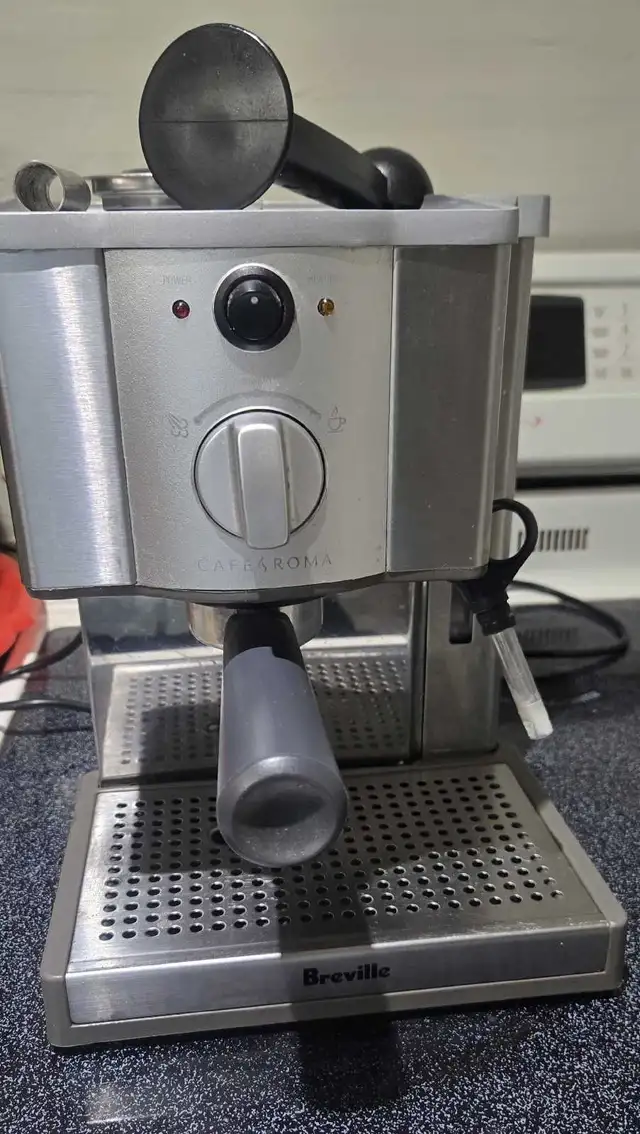 Breville Coffee Expresso Machine in Coffee Makers in Mississauga / Peel Region - Image 2