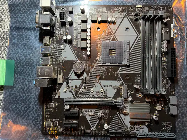 ASUS Prime B450M-A motherboard in System Components in City of Montréal - Image 2