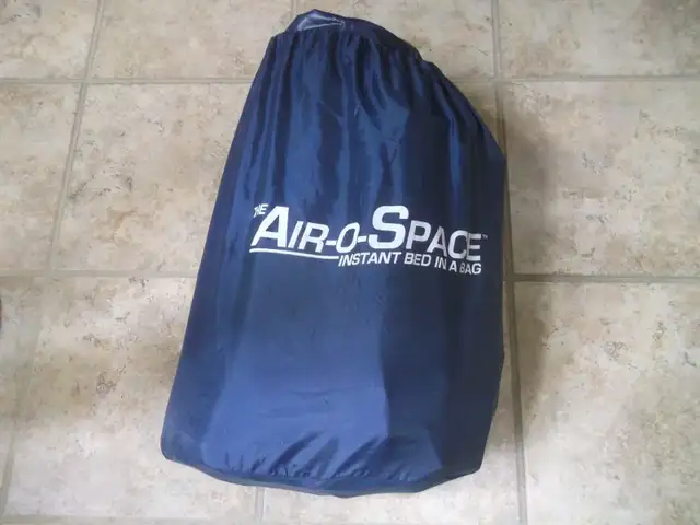 Matelas double gonflable. in Beds & Mattresses in Trois-Rivières - Image 5