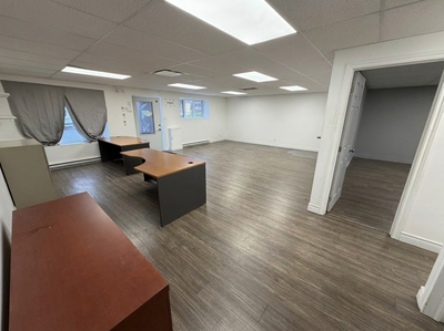 Découvrez ce local commercial de 850 pieds carrés, idéalement situé pour accueillir votre service ou...