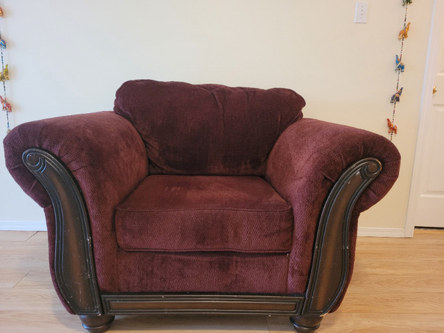 Large Reading Chair in Chairs & Recliners in Comox / Courtenay / Cumberland - Image 2