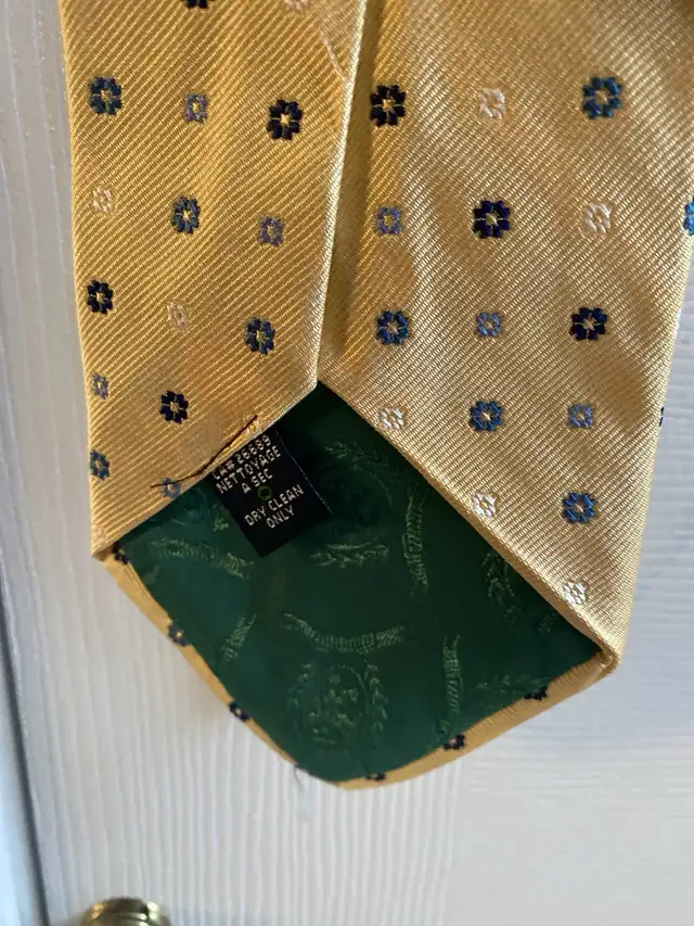 Tommy Hilfiger Silk Tie in Men's in Oshawa / Durham Region - Image 4