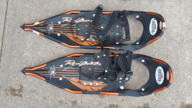 Redfeather Trek 360 Snowshoes 30Inch with poles in Ski in Edmonton - Image 2