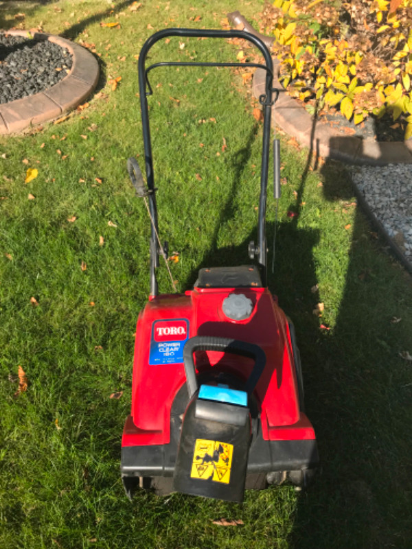 Toro Power Clear 180 snowblower. 18 Inch 4 cycle in Snowblowers in Windsor Region - Image 4
