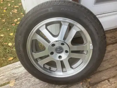 J'ai un ensemble de quatre pneus et jantes Ford Mustang jamais ete user ! 235/55 R17 des PIRELLI ! I...
