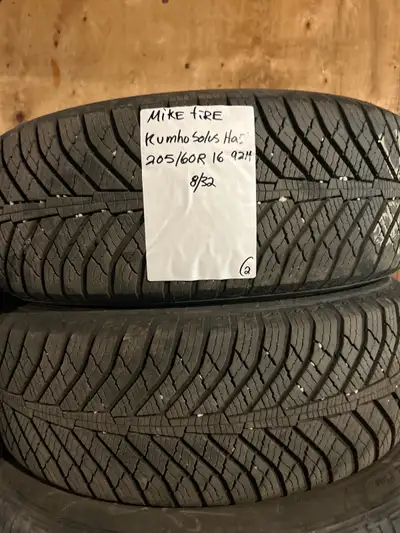 J'offre 2 pneus Kumho Solus HA31 de dimension 205/60R16 92H, parfaits pour affronter l'hiver avec co...