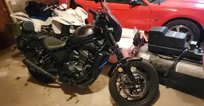Two Brothers Exhaust, original Exhaust also Batwing Sissy bar with rack Phone holder Perfectly clean...