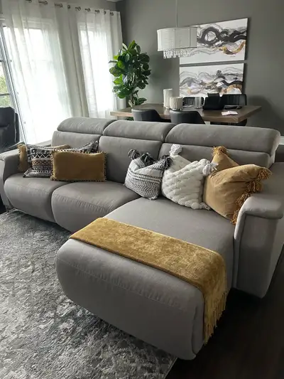 Sofa marque Via meuble Couleur gris. Électrique Les appuis têtes se lèvent Longueur 110 pouces Paye...