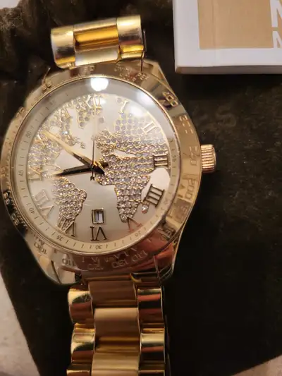très belle montre acheté a new york modèle spécial avec pierres swarovski vient avec mailles d'extra...