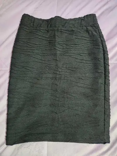 Black pencil skirt. Size small. Never worn. Close up photo to show design/texture.