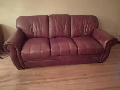Ensemble qui comprend un sofa et une causeuse en cuir. Signes d'usure normale. Peuvent être vendus s...