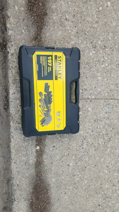 new 197 puece black chrome socket set nice finish good case will deliver in edmonton no low ballers...